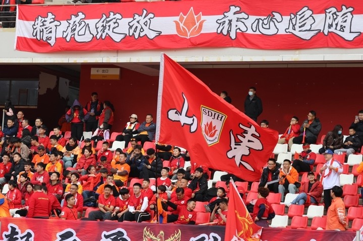 主場上萬名球迷的吶喊助威，給山東體彩女足征戰(zhàn)女超增添了能量與動力
